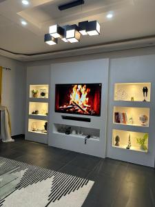 un soggiorno con camino a parete di résidence Manolie a Abidjan