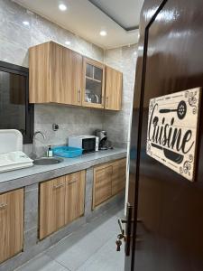 una cucina con frigorifero e insegna di résidence Manolie a Abidjan