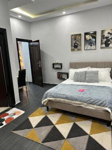 una camera con un grande letto e un tappeto di résidence Manolie a Abidjan