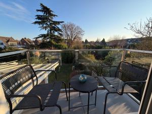 een terras met stoelen en een tafel op een balkon bij Silk House - Designerwohnung nahe Düsseldorf in Krefeld
