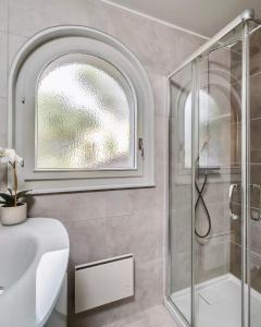 Koupelna v ubytování Sunset House with gorgeous view of the lake