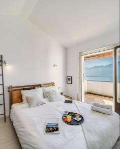 Postel nebo postele na pokoji v ubytování Sunset House with gorgeous view of the lake