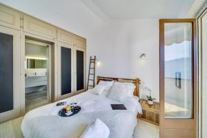 Postel nebo postele na pokoji v ubytování Sunset House with gorgeous view of the lake + 25 fotografií