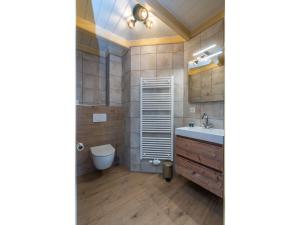 een badkamer met een wastafel en een toilet bij Lovely Holiday Home in Texel near Sea in Oost +14 foto's