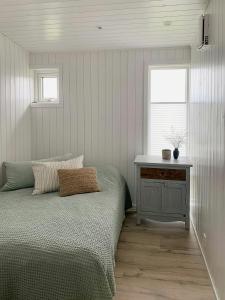 Giường trong phòng chung tại Cabin With Oslofjord View At Jeløya +19 ảnh