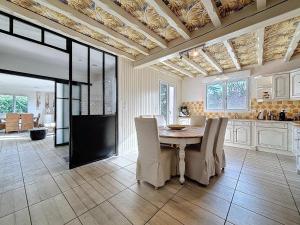een keuken en eetkamer met een tafel en stoelen bij Escale et Séjour in Lavaur