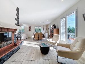 een woonkamer gevuld met meubels en een open haard bij Escale et Séjour in Lavaur