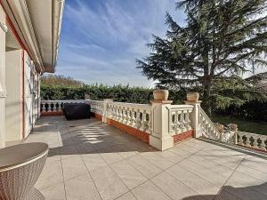 een balkon met een wit hek en een tafel bij Escale et Séjour in Lavaur