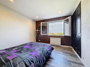 een slaapkamer met een bed en een raam bij Escale et Séjour in Lavaur