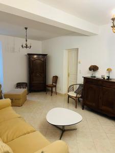 Khu vực ghế ngồi tại Chez Arlette