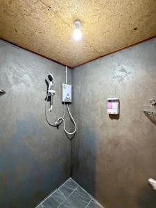 une salle de bain avec un sèche-cheveux au mur dans l'établissement Greenview Room and Restaurant, 