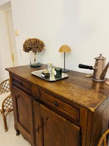 een houten dressoir met een lamp erop bij Chez Arlette in Pero-Casevecchie