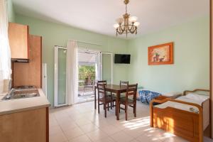 een keuken en eetkamer met een tafel en een bed bij Dion Zois in Finikounta