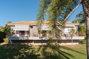 een huis met een palmboom ervoor bij Dion Zois in Finikounta