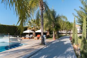 een resort met zwembad en palmbomen bij Dion Zois in Finikounta +24 foto's