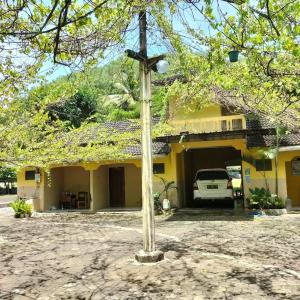 a cross on a pole in front of a house at Baronsari GuestHouse in Pulau Kukup