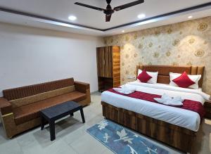 a bedroom with a bed and a bench in it at Hotel Park View in Akolia +6 photos