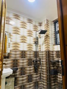 Et badeværelse på KIGALi FANTASTIC STAY