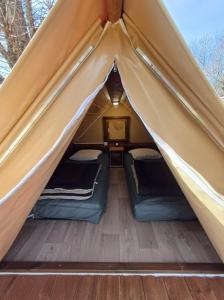 Groß LeuthenEurocamp Spreewaldtor的帐篷内配有两张床