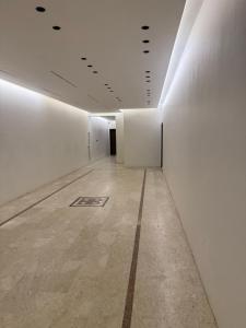ein Flur in einem Kunstmuseum mit weißen Wänden in der Unterkunft comfortable hotel Jeddah in Dschidda + 1 Foto