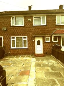 een bakstenen huis met een stenen terras ervoor bij High class accommodations 10 in Little Hulton