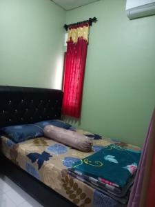 Postel nebo postele na pokoji v ubytování Homestay D'ilham Pantai Madasari
