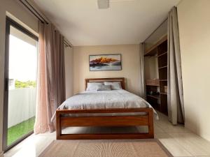 En eller flere senge i et værelse på Modern 2BR Escape with 3 Pools at Mystic 7 Grand Gaube