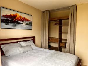 En eller flere senge i et værelse på Modern 2BR Escape with 3 Pools at Mystic 7 Grand Gaube