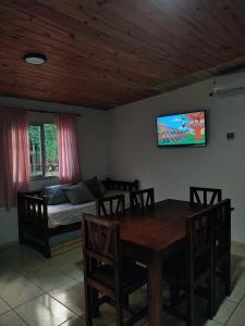 - un salon avec une table à manger et un lit dans l'établissement Canaña Los Comechingones, à Santa Rosa de Calamuchita
