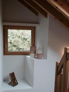 Zimmer mit einem Fenster und einem Paar Schuhe in der Unterkunft Ferienhaus Grüner Heinrich in Andermatt