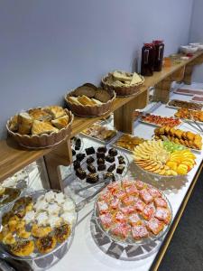 een buffet met verschillende soorten gebak en taarten bij Kesh Hotel in Tasjkent