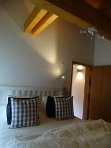ein Schlafzimmer mit einem Bett mit zwei Kissen darauf in der Unterkunft Ferienhaus Grüner Heinrich in Andermatt