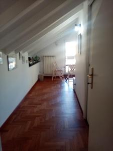 Camera mansardata con pavimento in legno e porta. di bed and breakfast La Terrazza a Genova
