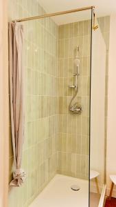 eine Dusche mit Glastür im Badezimmer in der Unterkunft Dréo - Spacieux avec terrasse in Brignoles + 10 Fotos