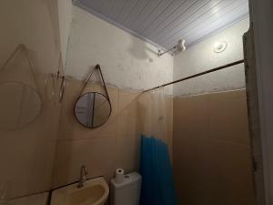 ein Badezimmer mit Waschbecken, Spiegel und Toilette in der Unterkunft Caminito Brasília Hostel in Luziânia + 53 Fotos