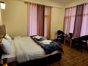 een hotelkamer met een bed met kleren erop bij North Star Homestay Manali in Bashist +14 foto's