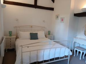 En eller flere senge i et værelse på Hazel Cottage, Frithelstock