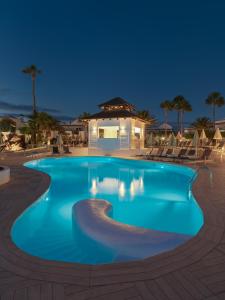 een zwembad in een resort 's nachts bij Boutique Hotel H10 White Suites - Adults Only in Playa Blanca