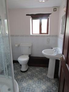 Et badeværelse på Hazel Cottage, Frithelstock + 25 billeder