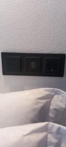 een zwart hoofdeinde van een bed tegen een muur bij Lavanda Termas de São Pedro do Sul in Termas de Sao Pedro do Sul