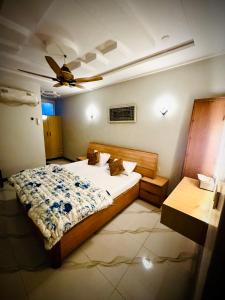 Giường trong phòng chung tại Nizam luxury inn guest house +22 ảnh