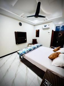 TV/trung tâm giải trí tại Nizam luxury inn guest house