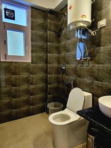 een badkamer met toilet en wastafel bij North Star Homestay Manali in Bashist