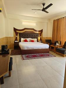 En eller flere senge i et værelse på Hotel Sky Heaven + 13 billeder