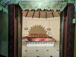 En eller flere senge i et værelse på Khoyla Homestay