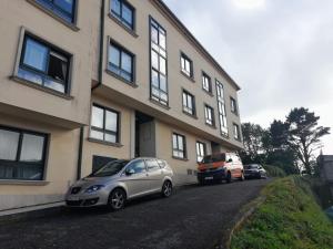 ein silbernes Auto, das vor einem Gebäude parkt in der Unterkunft Atico Finisterre in Fisterra