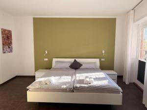 ein Schlafzimmer mit einem Bett mit Handtüchern darauf in der Unterkunft Ferienwohnung Seetalblick in Geiselberg