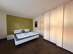 ein Schlafzimmer mit einem Bett und einer grünen Wand in der Unterkunft Ferienwohnung Seetalblick in Geiselberg