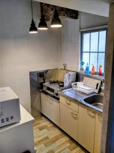 Kuchyň nebo kuchyňský kout v ubytování Room104ゲストハウスイン湯河原元芸子の宿
