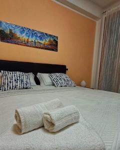 een slaapkamer met een bed met twee handdoeken erop bij Rio Apartment cà di Euro with parking in Riomaggiore